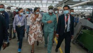رئيس الوزراء الإثيوبي أثناء زيارته للمنطقة الصناعة 