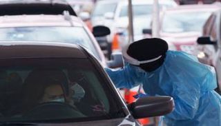 شخص يخضع لاختبار فيروس كورونا 