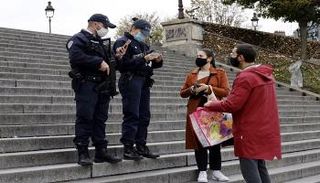 الشرطة الفرنسية خلال التحقق من هوية شخصين- أ.ف.ب