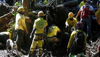 عمال الإنقاذ يبحثون عن ناجين تحت الوحل