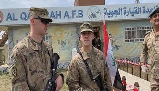 جنود عراقيون أثناء الاحتفال بتسليم قاعدة القيارة الجوية 