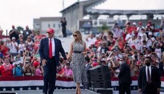 ترامب وزوجته ميلانا خلال تجمع انتخابي سابق