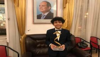 ميسرة محمود مقلد يحمل الجائزة