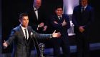 "رقم 1 ولكن".. كريستيانو رونالدو يداعب مارادونا