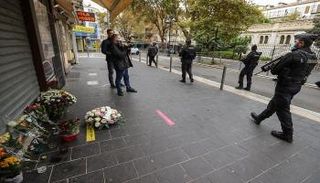 عناصر من الأمن الفرنسي تنتشر في مكان الهجوم-أ.ف.ب