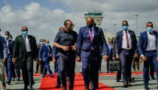 البرهان لحظة وصوله وآبي أحمد في استقباله