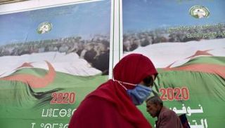 لافتة الشعار الرسمي لاستفتاء تعديل الدستور بالجزائر