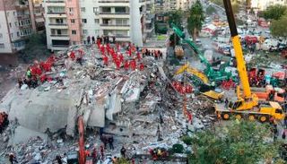 عمال الإغاثة يواصلون انتشال الجثث من بين الأنقاض