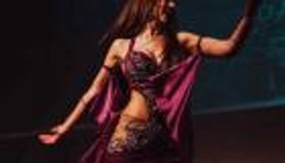 بالفيديو.. أغرب هدية من مصرية لزوجها: راقصة في الصندوق