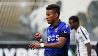 هشام بوداوي لاعب فريق نيس ومنتخب الجزائر