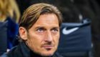 11 لاعبا من أياكس وتوتي.. كورونا يعصف بنجوم كرة القدم