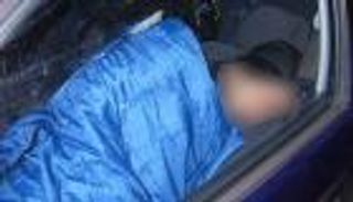 مآسي كورونا.. مصاب يعزل نفسه في سيارة لهذا السبب