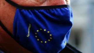 كمامة مرسوم عليها علم الاتحاد الأوروبي