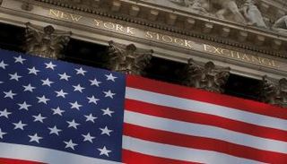 علم الولايات المتحدة خارج بورصة نيويورك - رويترز