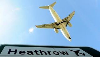 طائرة تهبط بمطار هيثرو في لندن