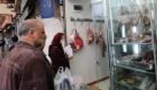 الإيرانيون يأكلون العظام بدلا من اللحوم.. الغلاء يجتاح طهران