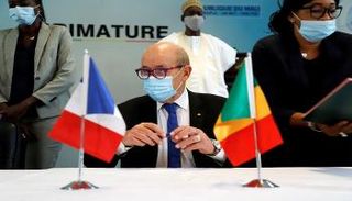   وزير الخارجية الفرنسي جان إيف لودريان خلال زيارته لمالي