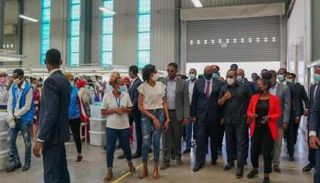 آبي أحمد والبرهان خلال جولة في منطقة أداما الصناعية 