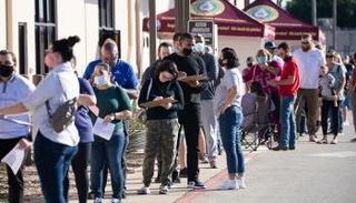 أمريكيون يدلون بأصواتهم في التصويت المبكر