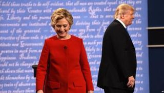 ترامب وكلينتون خلال مناظرة رئاسية في 2016