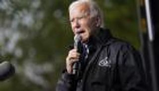 "نسر  ودجاجة".. "طيور" بايدن تحرجه في بنسلفانيا