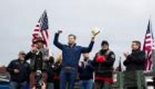 بالصور.. كيف دعم إريك ترامب والده في بنسلفانيا؟