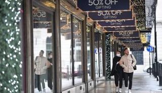 متاجر لندن خالية قبل فرض العزل في إنجلترا الخميس