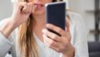 أسباب قضم الأظافر وطرق علاجها.. المخاطر كبيرة