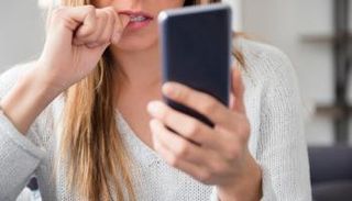 أسباب قضم الأظافر وطرق علاجها