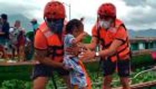 مساعدات إماراتية لضحايا إعصار جوني في الفلبين