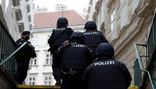 عناصر من الشرطة النمساوية خلال عملية أمنية