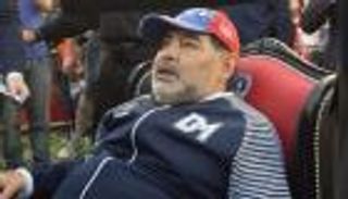 ورم في المخ يجبر مارادونا على إجراء جراحة عاجلة