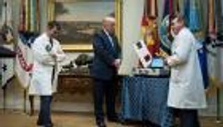 طبيب خدع ترامب بوجبته المفضلة يقفز أسوار الكونجرس