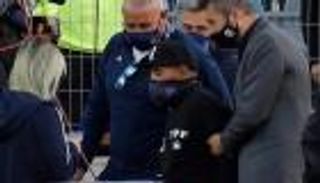 من الاكتئاب لجراحة بالمخ.. 24 ساعة خطيرة في حياة مارادونا