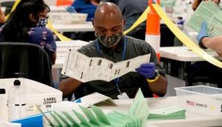 أحد موظفي لجان الاقتراع يقوم بفرز الأصوات 