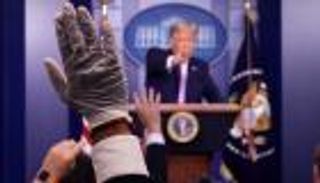 ترامب يترقب "ريمونتادا" الولايات المتأرجحة لاقتناص الفوز