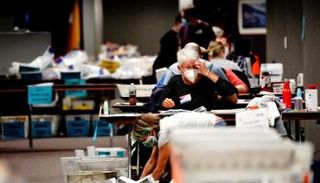 جانب من عملية فرز الأصوات بانتخابات الرئاسة الأمريكية- رويترز