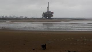 منصة النفط برنت دلتا التابعة لشركة شل – رويترز