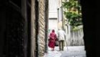 بأمر كورونا والعمدة: ممنوع خروج المسنين من المنزل