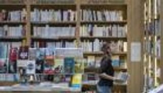 المكتبات ومحلات الشوكولاتة تتحدى كورونا.. سلع أساسية