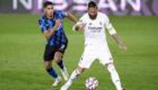 بالفيديو.. استقبال عاصف من راموس لحكيمي في ملعب ريال مدريد