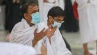 لقطات مؤثرة تحت المطر.. أول فوج من معتمري الخارج يبدأ المناسك