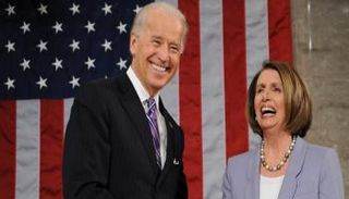 نانسي بيلوسي وجو بايدن في لقاء سابق- أرشيفية