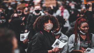 أمريكيات بالكمامة في مختلف المدن - أرشيفية