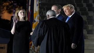 إيمي كوني باريت تؤدي اليمين كقاضية بالمحكمة العليا