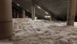 الدقيق العراقي مخزن بطريقة عشوائية في المدينة الرياضية ببيروت