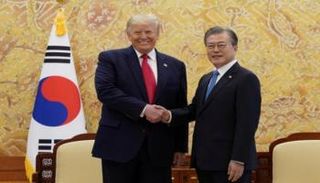 مون جيه-إن رئيس كوريا الجنوبية ونظيره الأمريكي دونالد ترامب