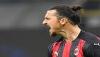 بعد 8 سنوات.. إبراهيموفيتش يحصد جائزة الأفضل في الدوري الإيطالي
