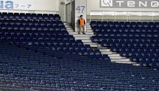 ملعب خالٍ من الجماهير