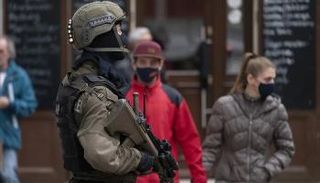 أحد عناصر الشرطة النمساوية في شوارع العاصمة -أرشيفية